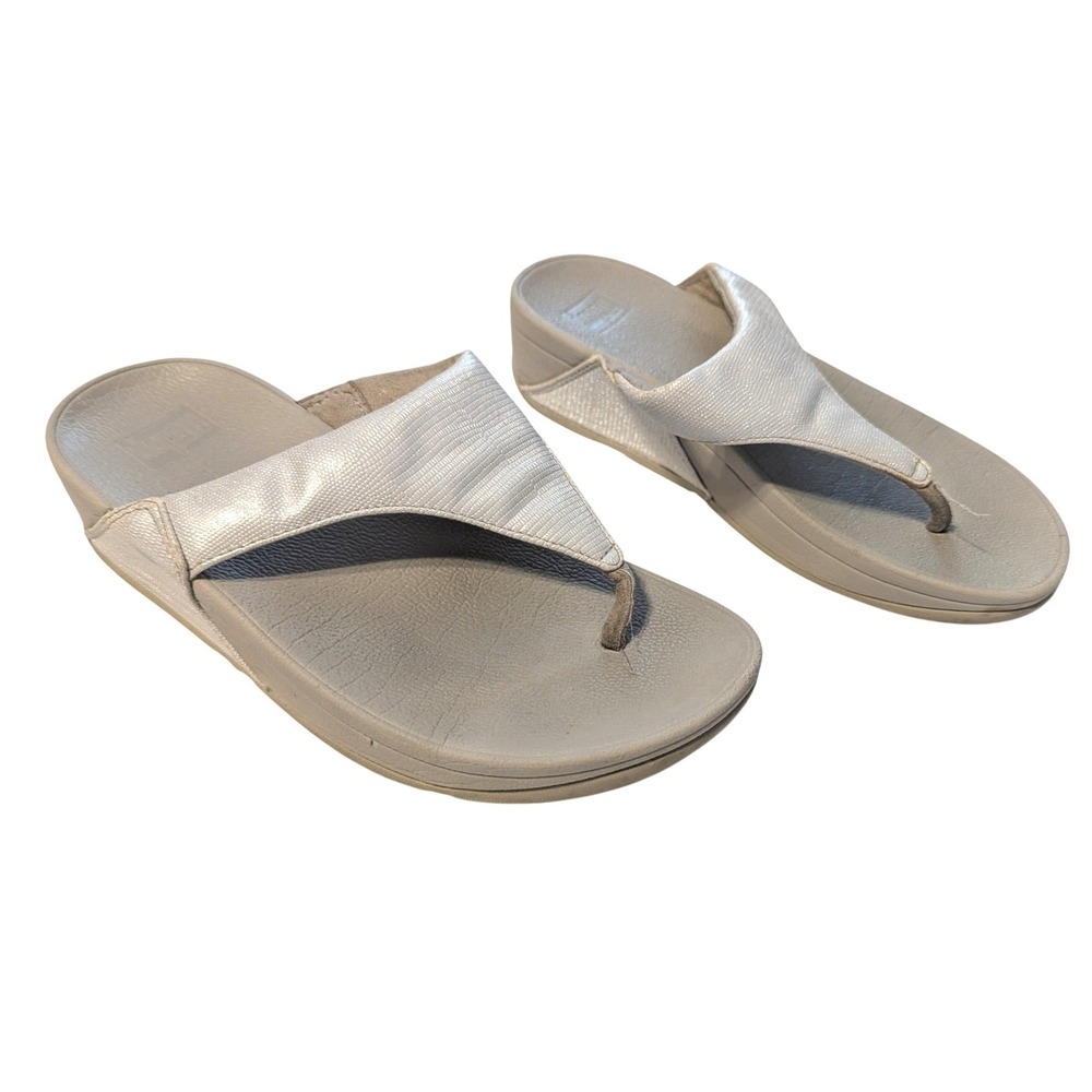 FitFlop Women's 5 Lulu Silver Metallic Microwobbleboard Thong Wedge Sandals